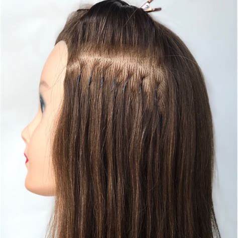 Detailaufnahme sauber positionierter Keratin-Bondings einsetzen mit optimalem Abstand zur Kopfhaut.