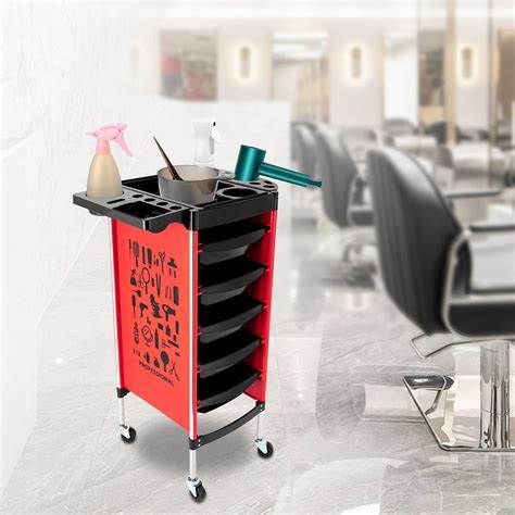 Roter Friseurwagen mit mehreren Schubladen und Friseurwerkzeugen, platziert in einem modernen Friseursalon.