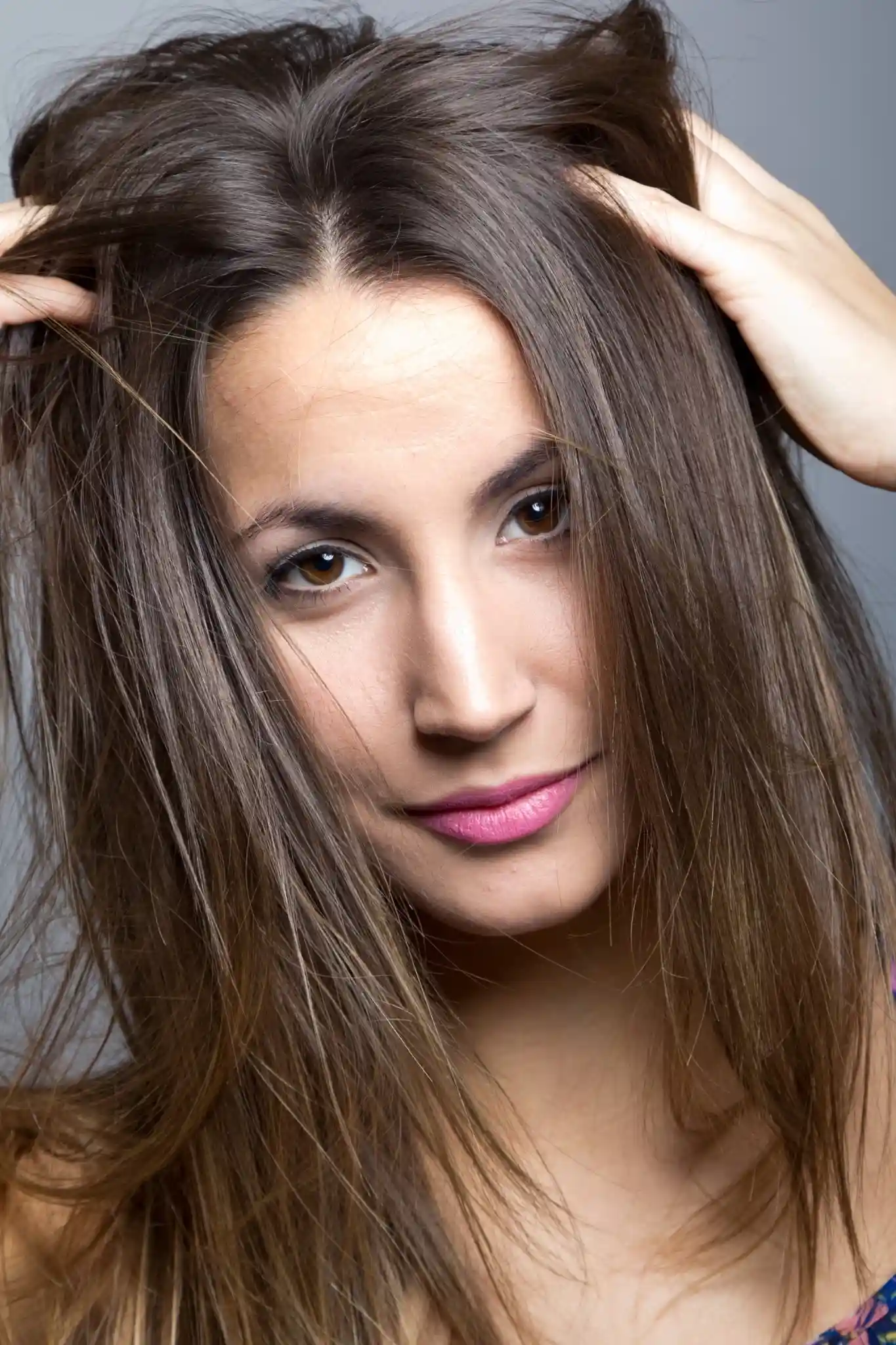 Frau mit natürlichem Espresso Braun Haare und offenem, lässigem Styling