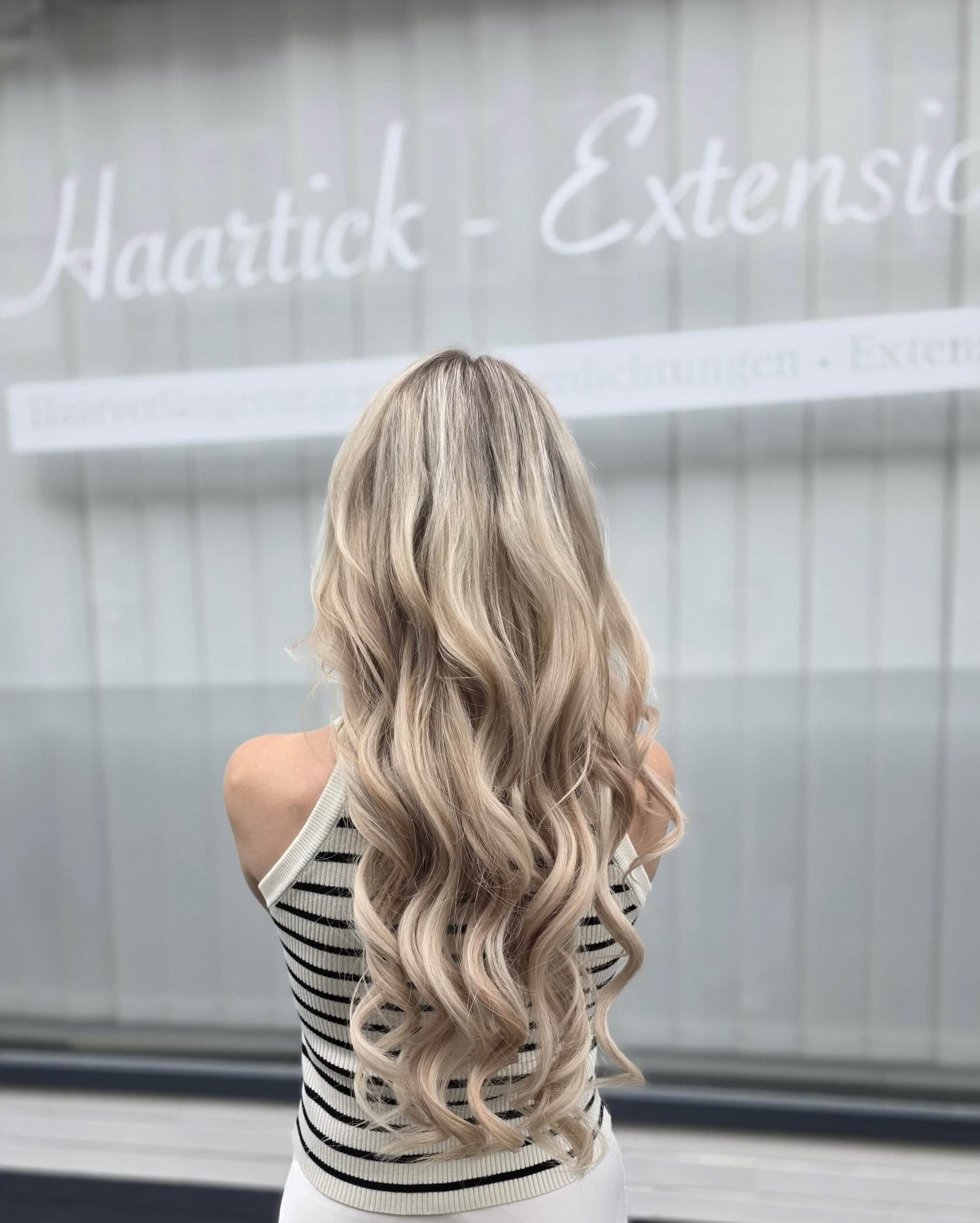 Blonde dame von hinten mit extension gewellt