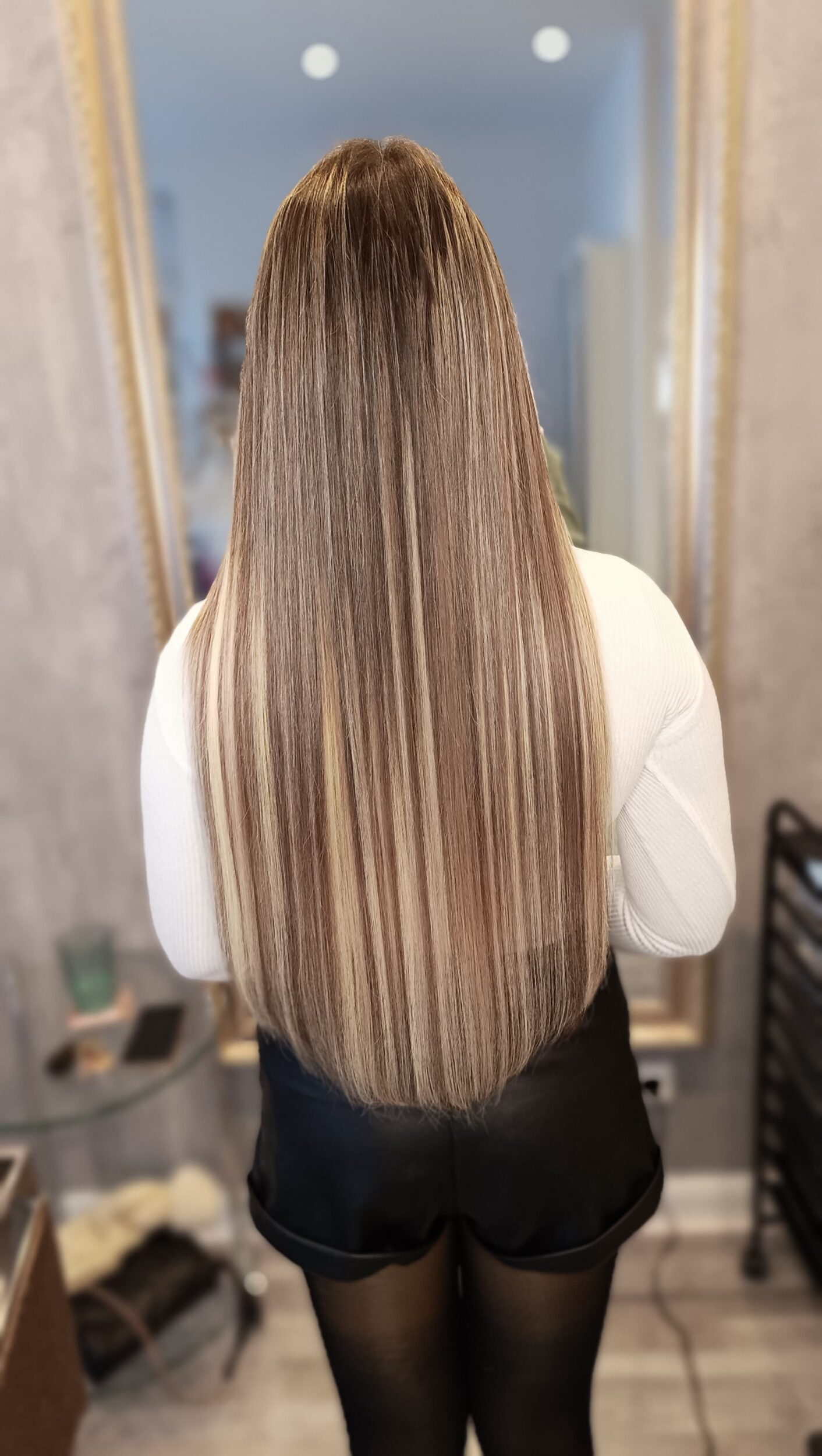 Extensions für lange Haare – von kurz auf lang mit Haarverlängerung. Langhaar Extensions für natürliches Volumen und volle Haarpracht.
