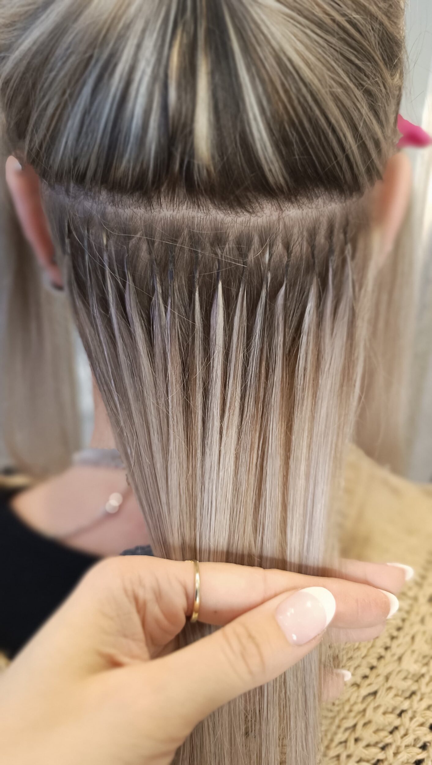Motiv: Detailaufnahme von Bondings oder Hand-Tied-Technik am Haaransatz.