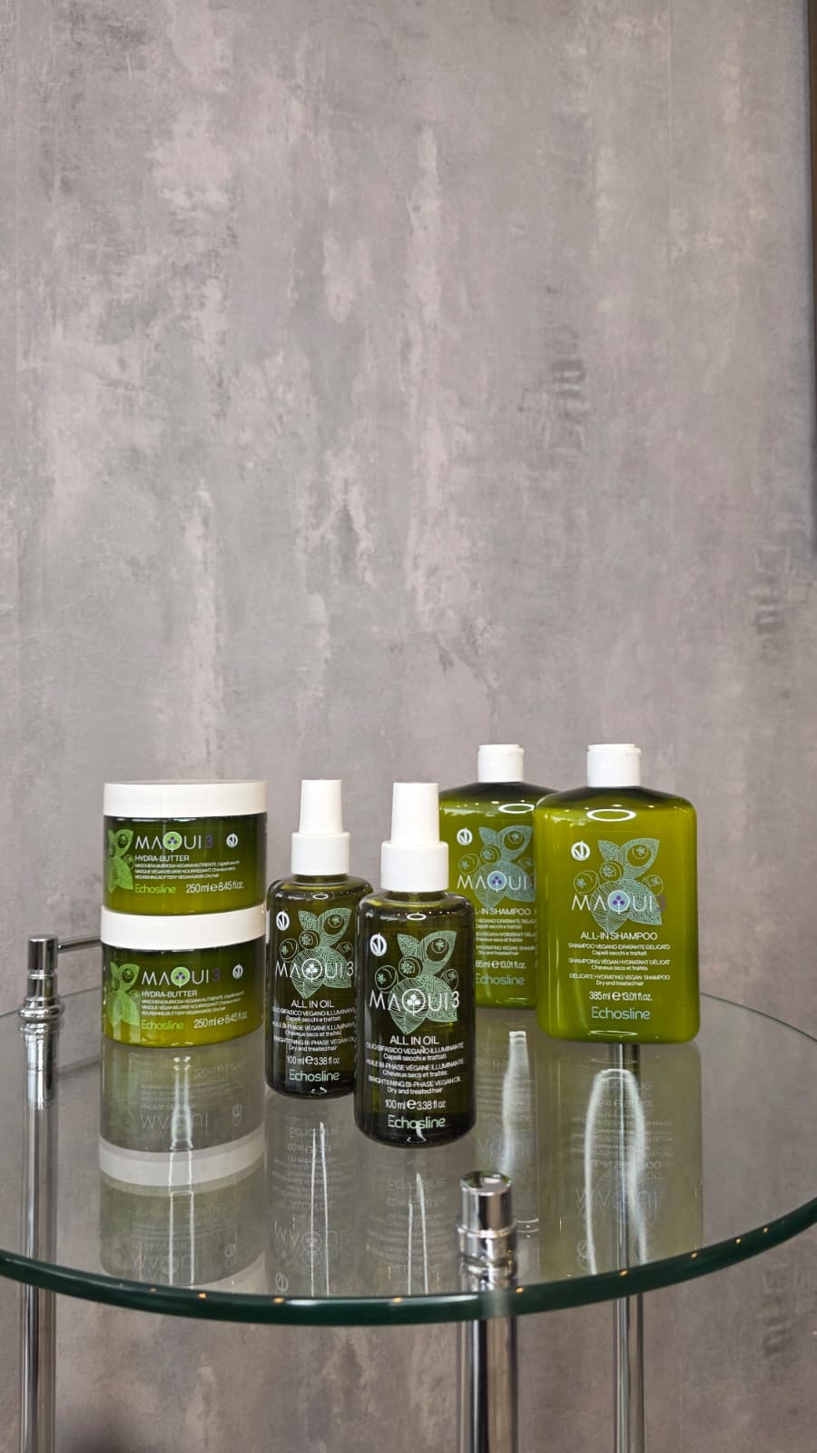 Pflegeprodukte für Extensions (Shampoo, Conditioner, Bürste, Hitzeschutz) als Flatlay.