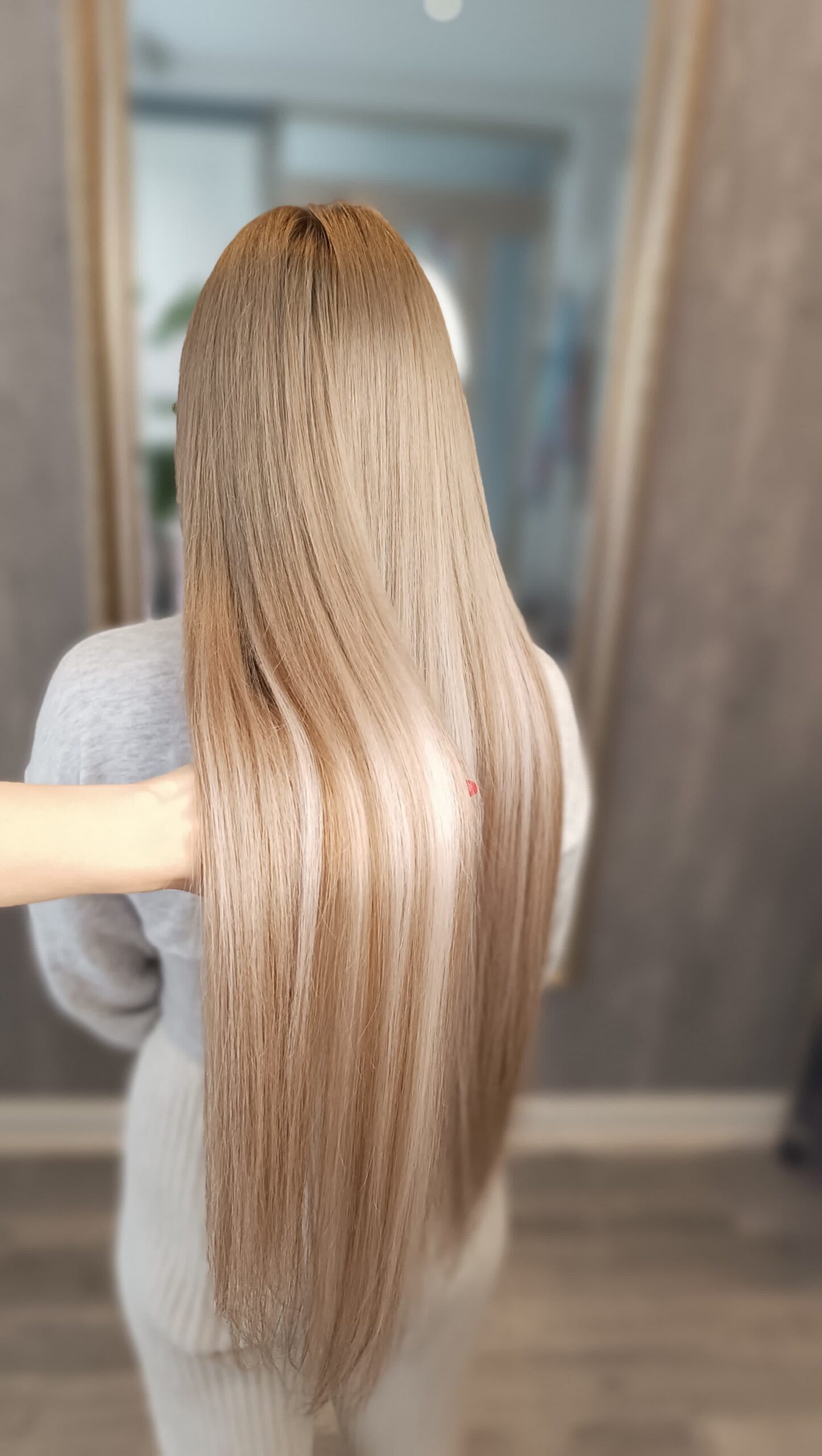 Friseurin oder Friseur im Beratungsgespräch mit Kundin (Spiegelszene, freundliche Atmosphäre) Fokus auf Kommunikation, Vertrauen und Professionalität