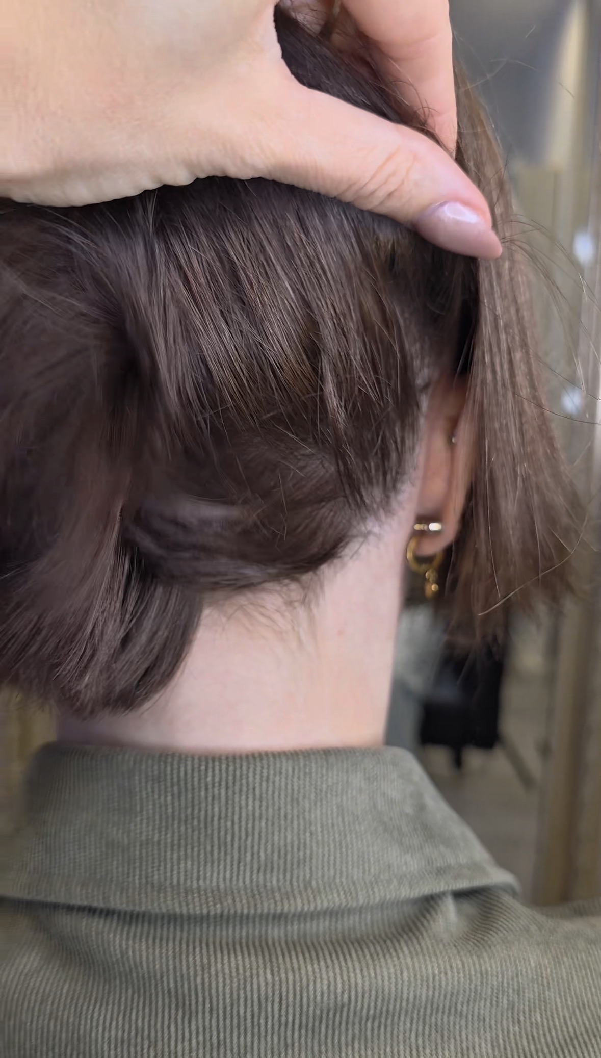 Friseurin oder Friseur im Beratungsgespräch mit Kundin (Spiegelszene, freundliche Atmosphäre)Fokus auf Kommunikation, Vertrauen und Professionalität