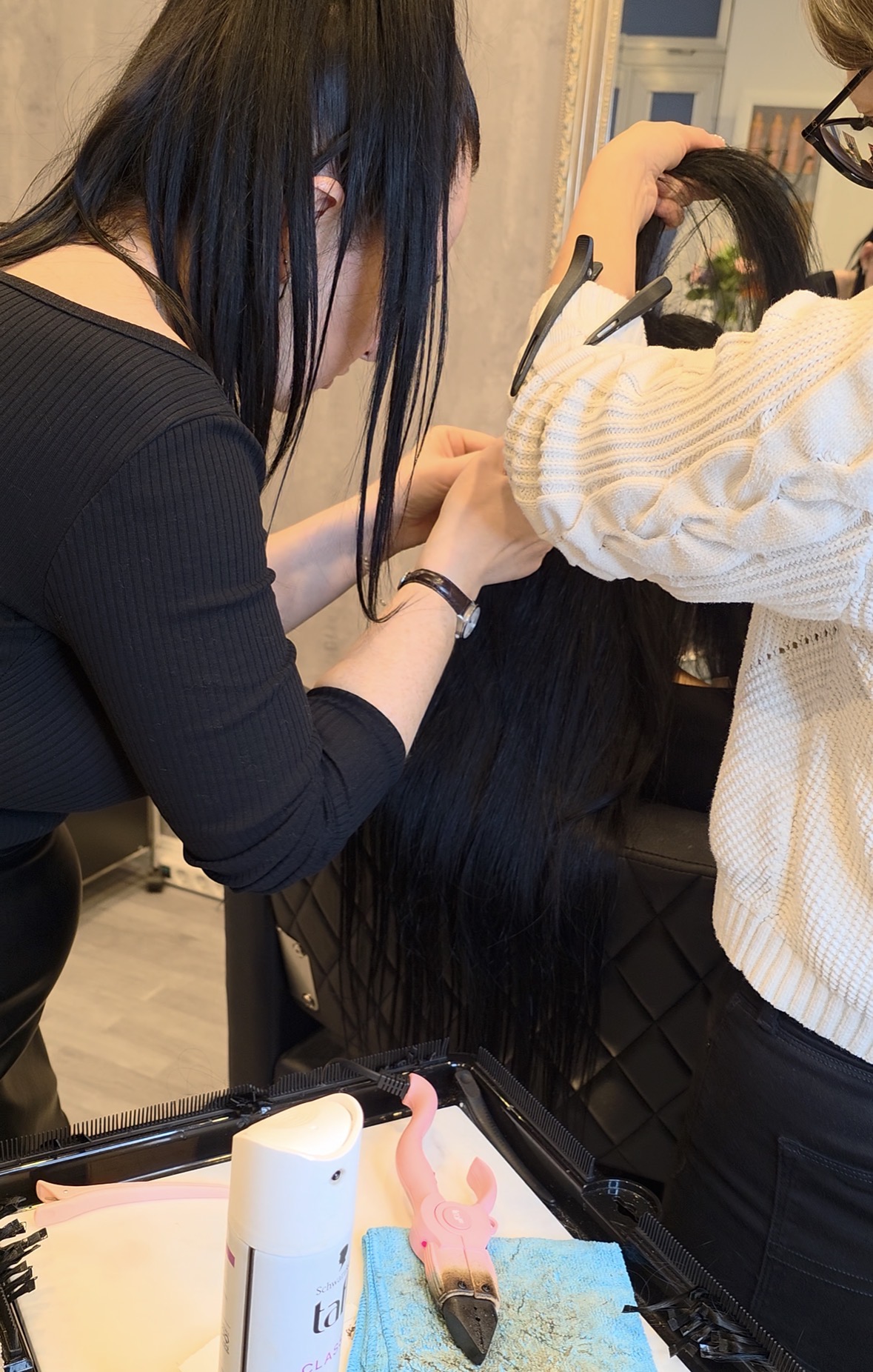 Nahaufnahme von Echthaarsträhnen (Remy-Qualität)Darstellung verschiedener Extensions-Typen (Bonding, Tape, Clip) nebeneinander