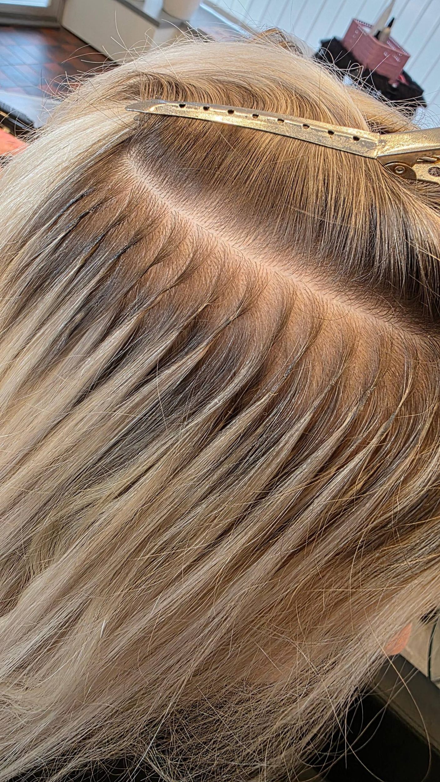 Nahaufnahme von blondem Haar mit Scheitel und Kopfhaut