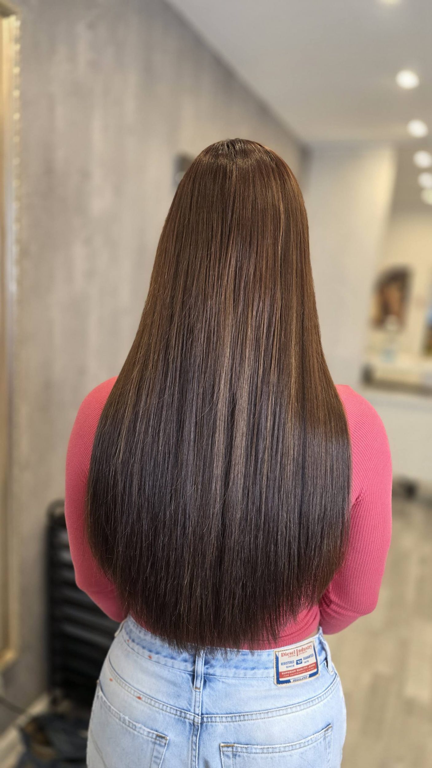 Lange, glatte braune Haare mit Extensions von hinten